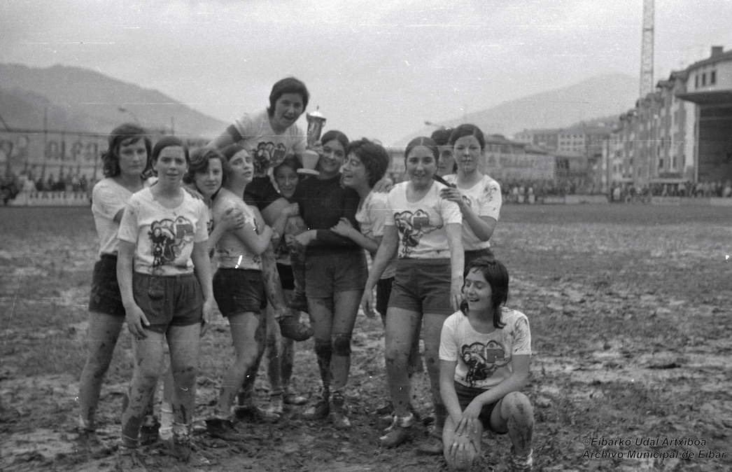 'Las Pioneras'. La historias de las valientes que jugaron el primer partido femenino de Euskadi en 1971