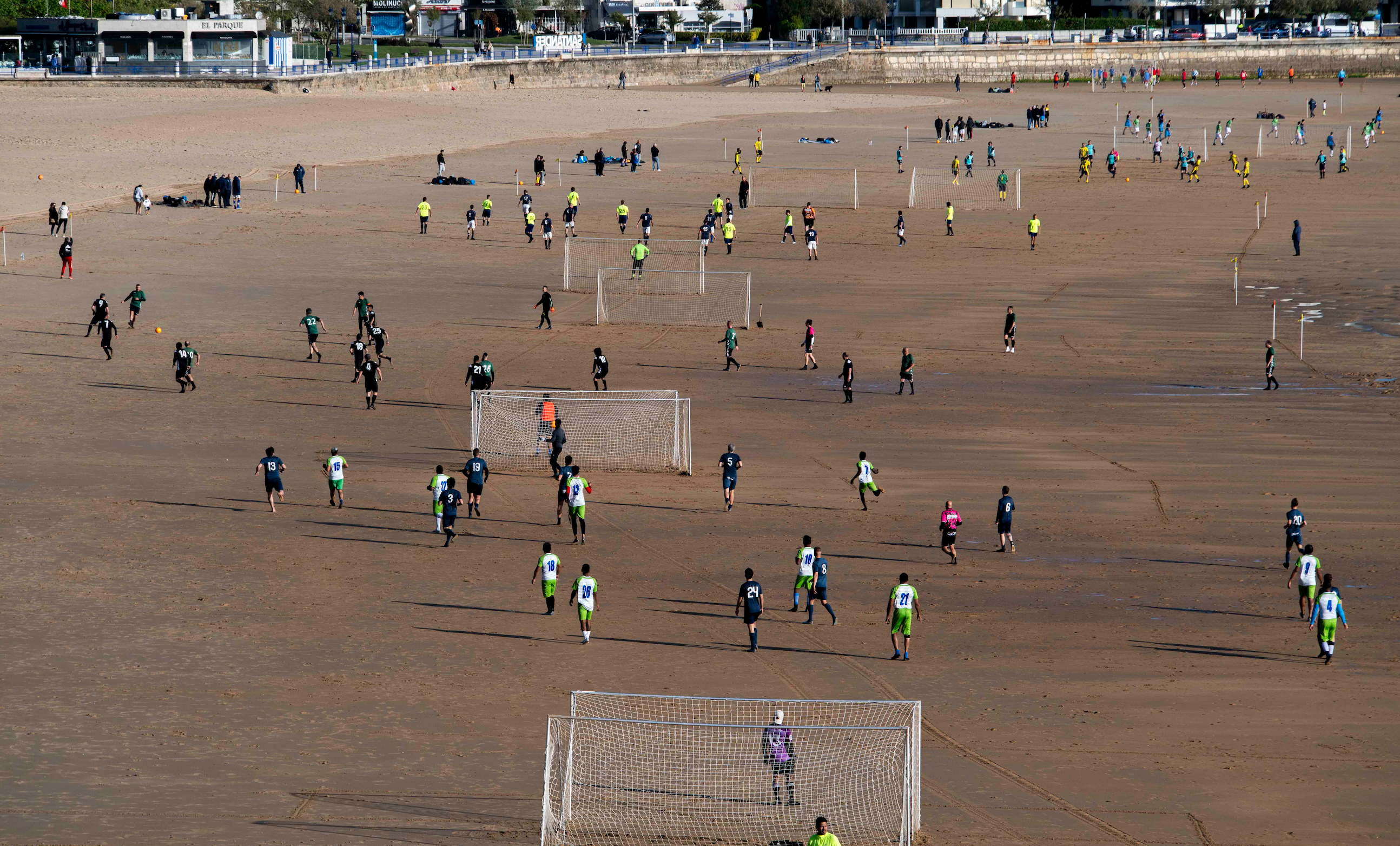 'Una niña juega al fútbol en una playa', por Pedro Zuazua